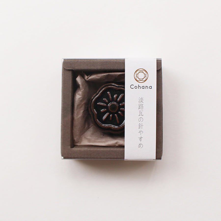 Dark grey cohana magnetic ceramic needle rest in box