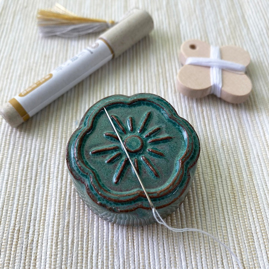 AWAJI KAWARA MAGNETIC NEEDLE REST W/ POLISHER | Green