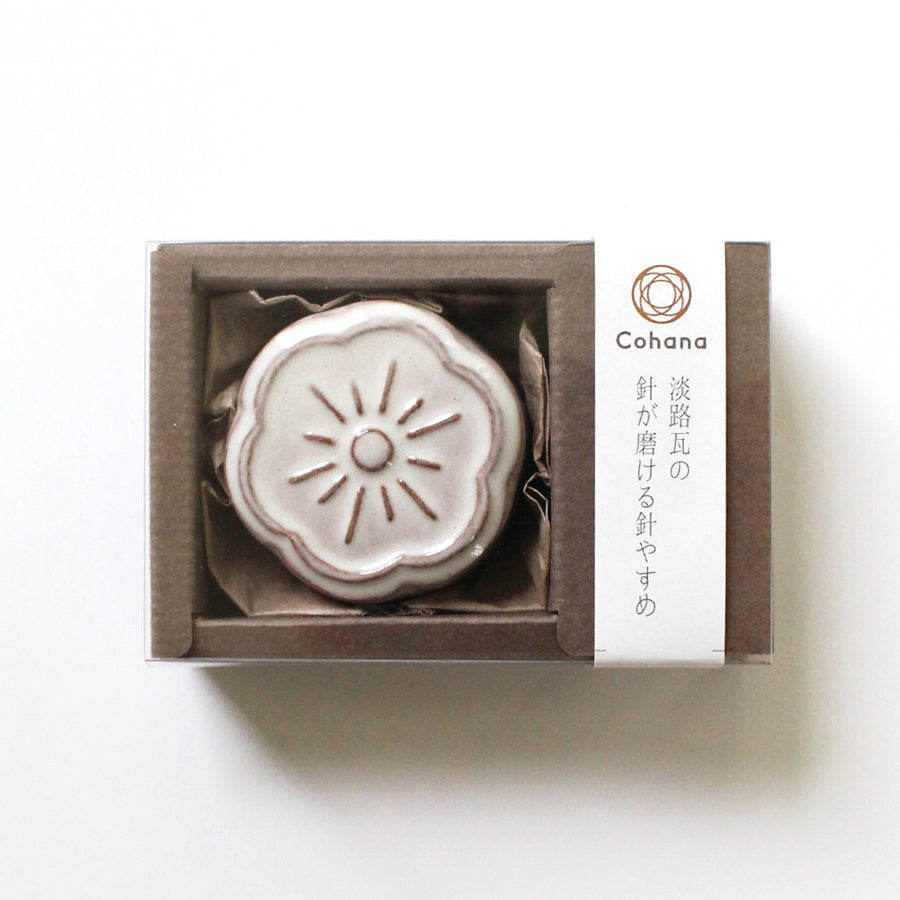 Boxed cohana flower shaped ceramic magnetic needle holder in white